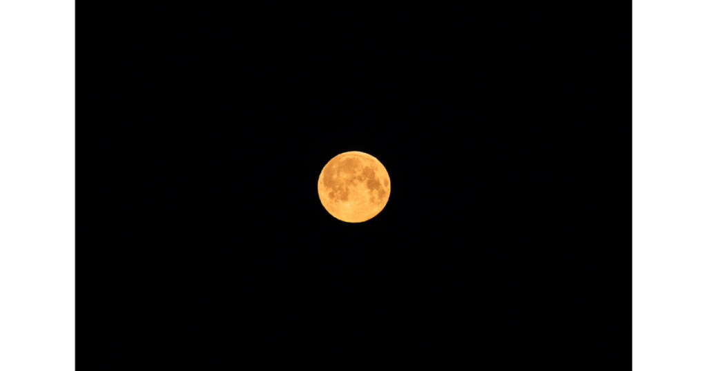 夜空に浮かぶ満月